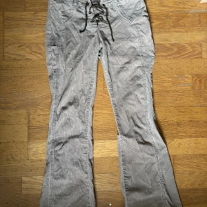 galet coola manchester byxor med snörning! - såååå coola men tyvärr för små för mig att visa på😓 priset kan alltid diskuteras!💞strå storlek 31 men skulle säga att de sitter som en S!