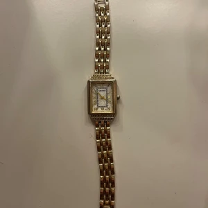 Guldig klocka  - Säljer denna superfina trendiga klockan, glaset på klockan har ett fåtal sprickor (syns på de två sista bilderna) och klockan är även ur funktion därav priset! (kanske något som går att fixa) 💞 klockan är en superfin accessoar som gör dina outfits lite bättre! (Priset går att diskuteras!)