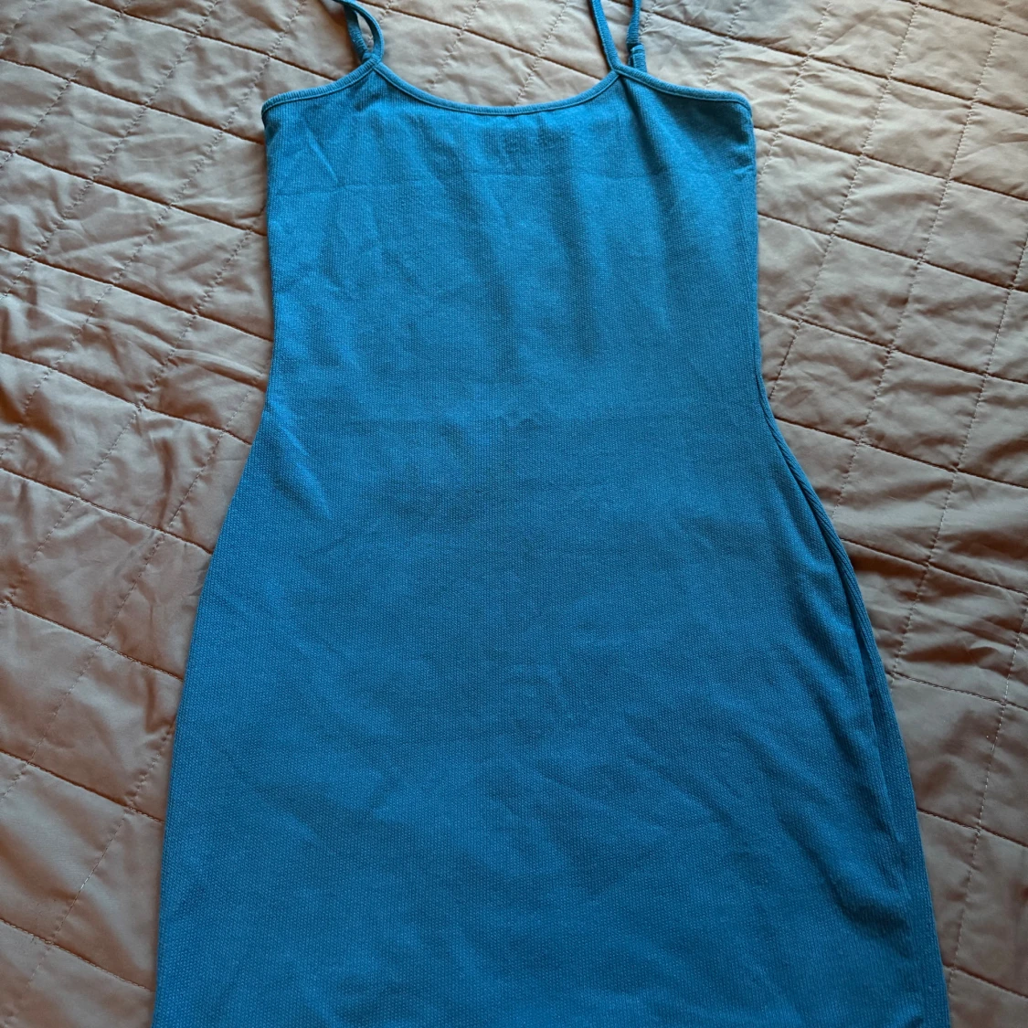 Blå ribbad klänning från NA-KD