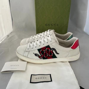 Gucci ace skor  - Säljer nu dessa snygga Gucci ace skor i uk 7,5 som motsvarar storlek 41,5, allt og ingår, skriv för fler bilder/frågor🙌🏼