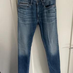 Jeans - Calvin Klein slim jeans som är sjukt snygga men för små för mig. Använda 1-2 gånger. Är 33/32 men sitter mindre i storleken.