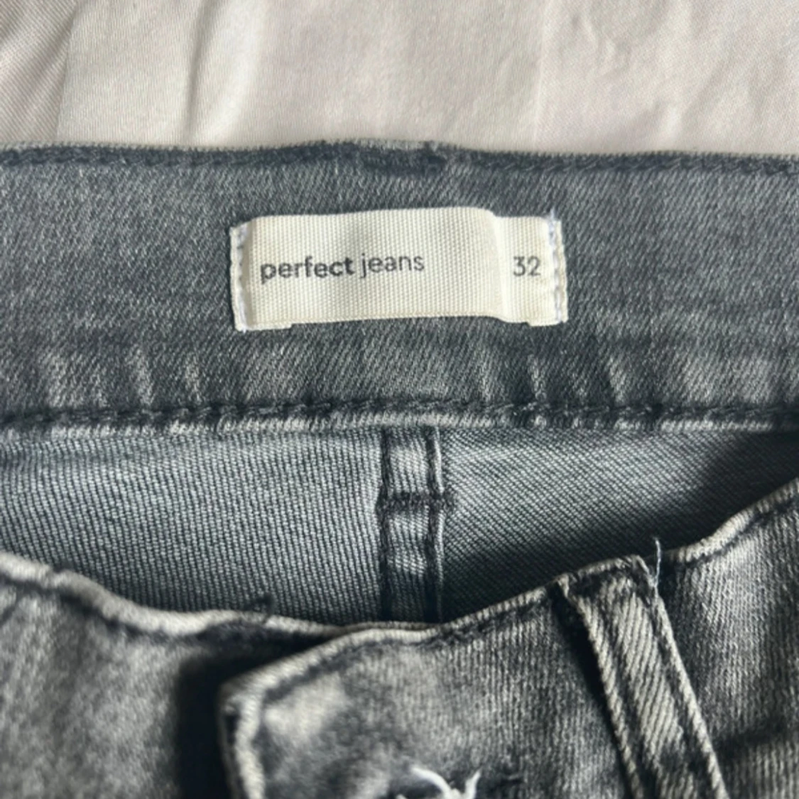 Grå bootcut jeans från Perfect Jeans - 1