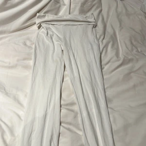 Vita yoga pants  - Säljer ett par vita leggings med hög midja. De är stretchiga och sitter tight, perfekta för en chill och avslappnad stil. Materialet känns mjukt mot huden och passar bra till oversized tröjor eller hoodies.