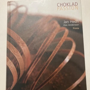 Chokladpassion - Upptäck chokladens magi! Den här boken är fylld med inspirerande bilder och recept på praliner, småkakor och desserter – allt med choklad i fokus. Perfekt för dig som vill imponera på vännerna eller bara njuta av riktigt goda godsaker.