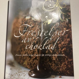 Frestelser av choklad - En lyxig kokbok fylld med läckra chokladrecept – från milkshakes till tårtor och kakor. Perfekt för dig som älskar choklad och vill imponera på vännerna med smarriga bakverk och desserter. Inspirerande bilder och enkla instruktioner gör det lätt att lyckas!