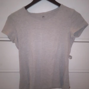 Simpel grå t-shirt  - En helt enkel grå t-shirt som är i storlek 170 men passar dig som har XS/S 
