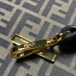 Fendi axelväska i skinn och canvas -  Min syster hon fick present från hennes ex man så tyvärr inget kvitto kartong, det finns kvar. Obs inga retur till den