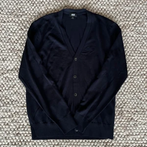 Stickad cardigan  - Säljer en stickad cardigan i storlek S. Skicket är bra:- 9/10. Inga hål eller liknande, lite nopprig. Vid frågor är det endast att höra av sig! 📩 