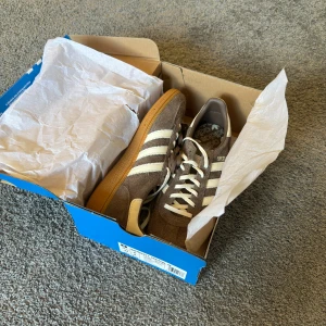 Adidas Spezial Earth Strata Gum OANVÄNDA - Adidas Spezial Earth Strata Gum i stl 42. Helt oanvända med prislapp kvar köpt från Soleplus. Nypris 2,199kr 