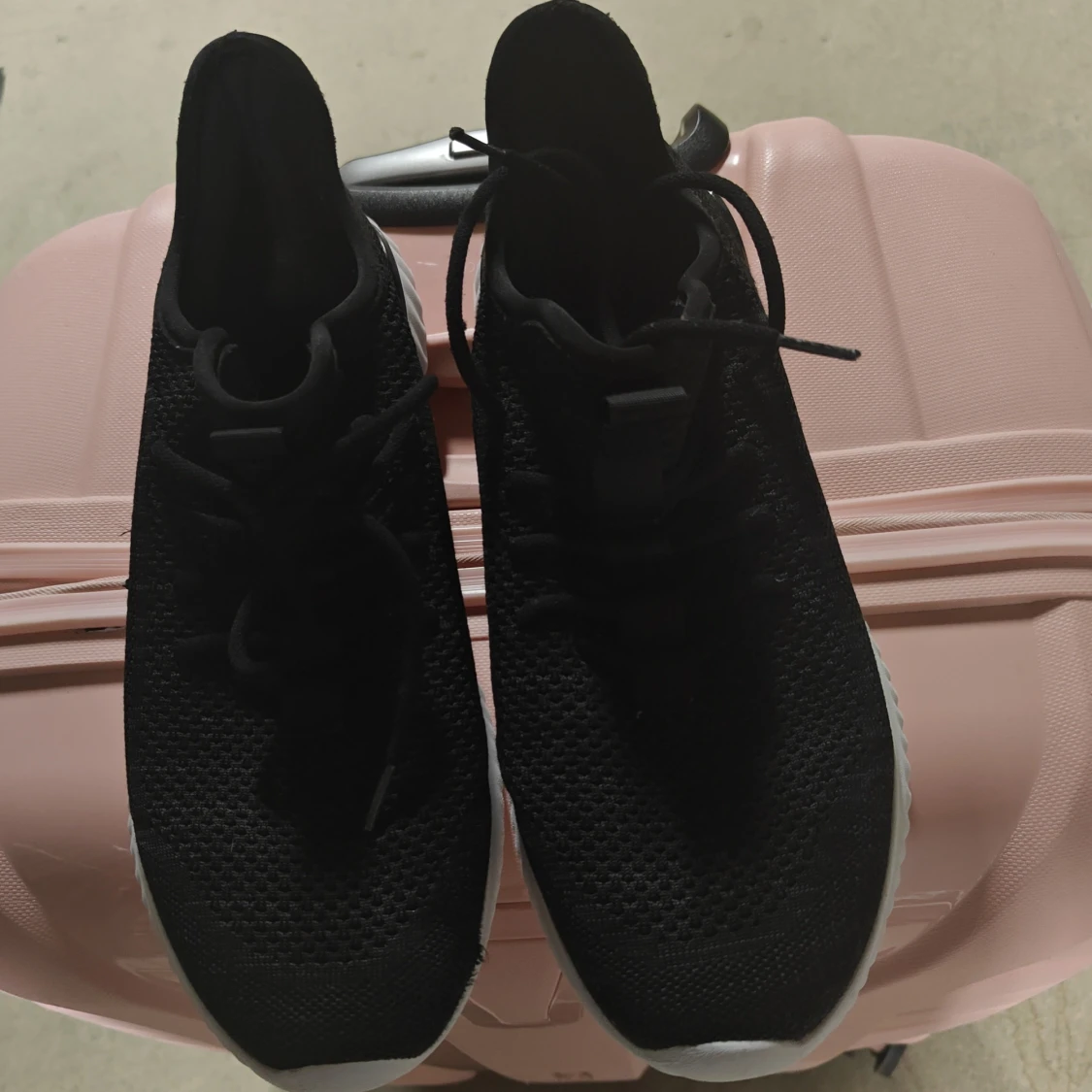 Svarta sneakers från Vty strl 45