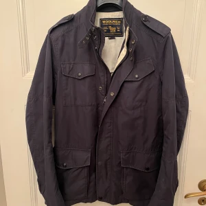 Woolrich field jacket - Säljer nu min woolrich field jacket i storlek M, vid någon fråga är det bara att skicka ett meddelande.