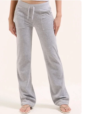 Grå  Juicy Couture byxor - Säljer ett par grå mjukisbyxor från Juicy Couture i storlek xs. Dem är i mycket bra skick men använder dem inte längre så därför säljer jag dem. Använd gärna köp nu