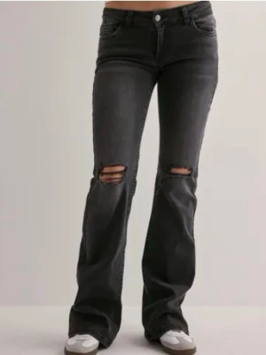 Low Waist Perfect bootcut Jeans Nelly - Ett par svarta jeans från Nelly! Inga defekter.