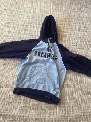 GRAIL rocawear hoodie  - Marinblå och ljusblå vintage rocawear hoodie, sjukt ovanlig och perfekt om du vill ha en baggy hiphop hoodie. Säljer för 500 men priset kan diskuteras.