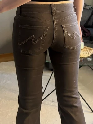 Bruna boot cut jeans - Säljer dessa helt oanvända bruna Nelly jeans. Orginalpris 699kr🩷postar samma dag eller dagen efter!