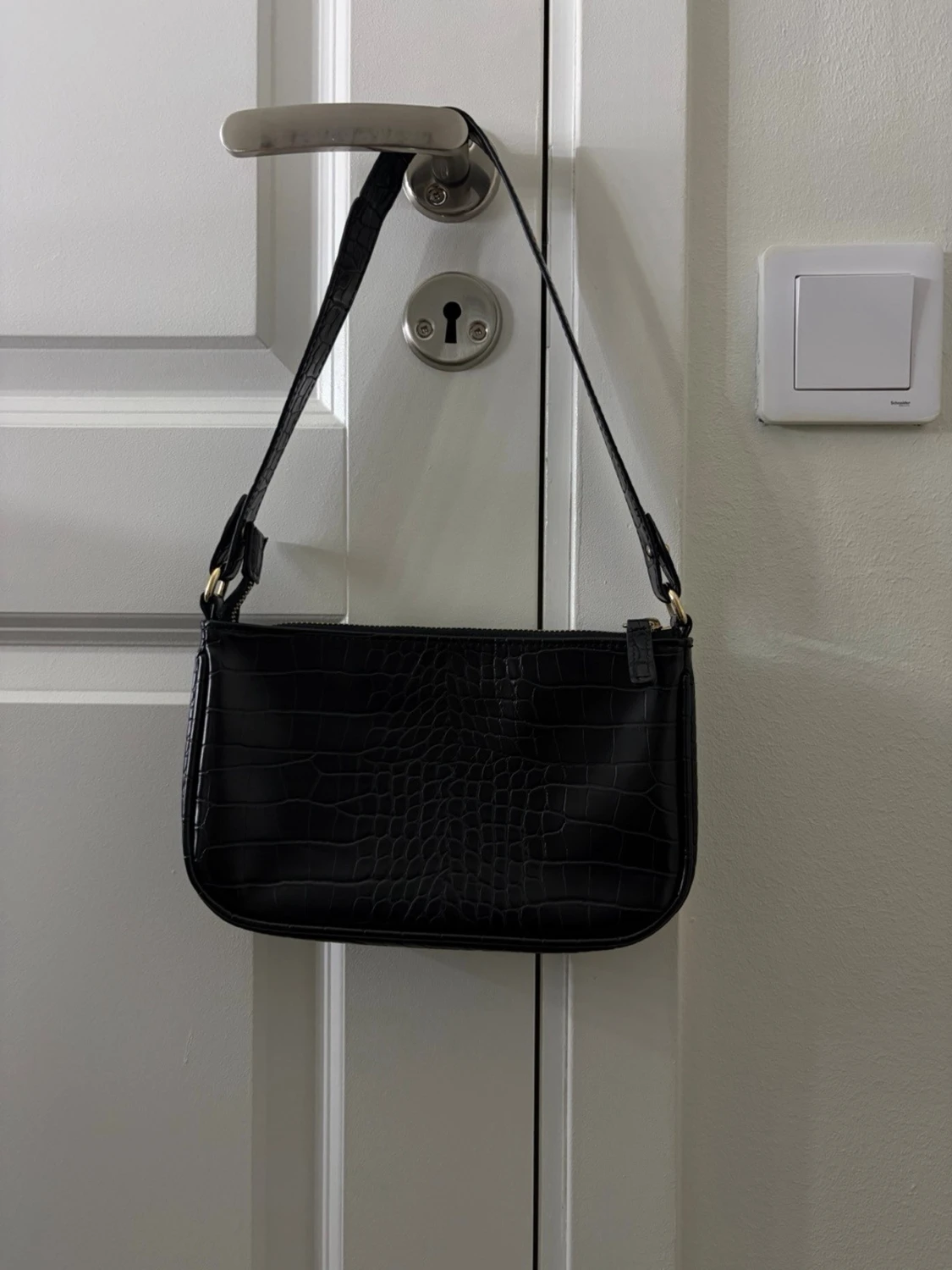 Svart axelväska i crocopräglat skinn - 1