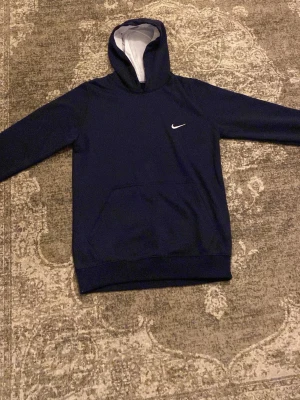 Nike hoodie  - Skön och fin Nike hoodie varm o skön så den passar bra på vintern och när de kallt vit skön luva inga hål eller liknade skador på tröjan😊