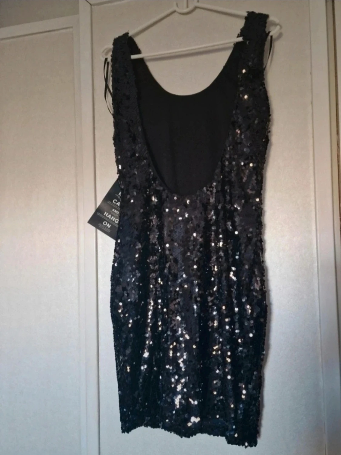 Svart paljettklänning med öppen rygg - 1