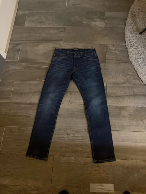 Jack & jones jeans slim glenn - Jack jones jeans av modellen slim glenn. Storlek 30x30. Använda men välvårdade. Hör av er vid frågor eller liknande. Pris kan diskuteras vid snabb affär