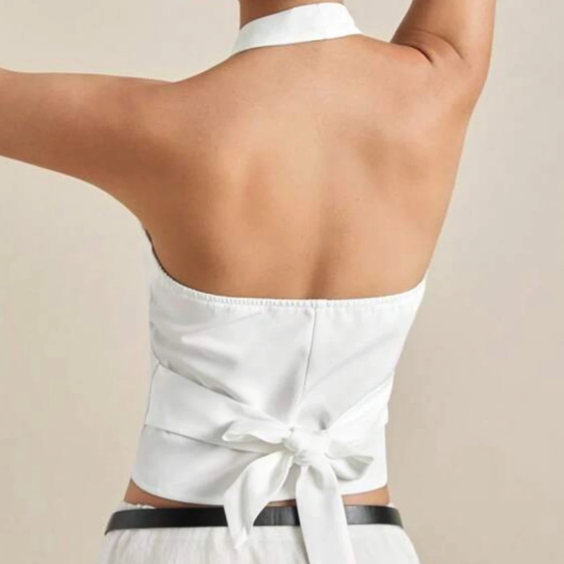 Vit omlottväst med knyt och knappar - 1