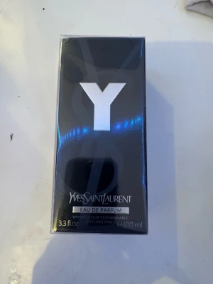 Yves Saint Laurent Y Eau de Parfum - Y Eau de Parfum från Yves Saint Laurent, 100 ml. Modern doft för dig som vill sticka ut. Helt nytt & oöppnad. Ordinarie pris (1550kr) 