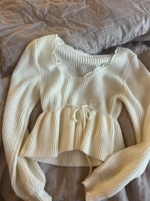 Vit stickad tröja med snörning - Super fin stickad topp💕 hel oanvänd💕