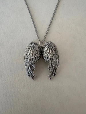 Silverhalsband änglavingar - Läs gärna min profil 🥰  Halsband som inte är i äkta silver/guld. Kedja är oftast 50cm men kan ibland komma i 45cm. Kedja är rostfritt stål, berlock oftast i zinklegering men kan även det i vissa fall vara rostfritt stål. Be gärna om mått på berlock om detta är viktigt då bilderna är missvisande när det gäller hur stora dom är! 🌹❤️  Allt är nytt även om de kan stå ”mycket bra skick” , detta mest för att Vinted inte ska fundera på varför jag bara har nya saker .  Bud accepteras inte 🥰🌹