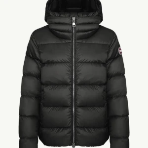 colmar jacka - Stl 38, använts otroligt lite så den ser verkligen ut som helt ny. Liten defekt som inte alls syns när man har på sig jackan ❤️ passar s-m