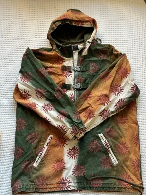 Hippie bomullsjacka  - I grovt bomull med spännen framtill och luva! I super skick! 
