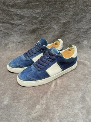 Valentino Flycrews - Säljer ett par extremt ovanliga Valentino flycrews i färgen marinblå! Alla nitar är kvar men dock är lite av stitchingen borta men det syns knappt som ni kan se! Skick 8,5/10. Hör av dig om du har frågor eller funderingar!  