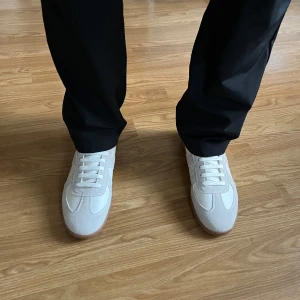 Vita sneakers med mockadetaljer - Riktigt feta och chill maison margielas, jag tror ej att de är äkta, men det är inget man märker tydligt. De är storlek 44 men de är lite små i storleken, jag säljer då de är försmå för mig. Endast använda 1 gång