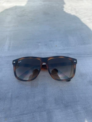 Rayban boyfriend - Säljer dessa helt nya glasögon, perfekta året runt. Hör av dig vid minsta fundering!☺️ 