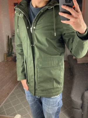 Jacka olivgrön  - Varm och skön perfekt nu i vinter. Mycket bra skick, skriv vid fundering! Mått: A:52 B:52 C:54 B:72 (cm) 😁✌️