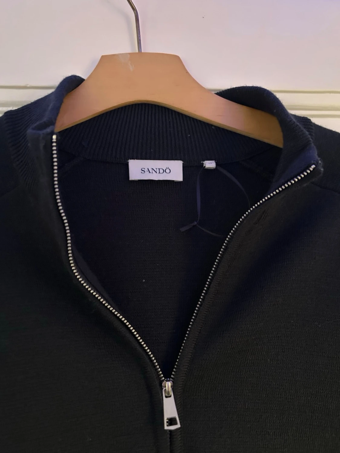 Svart kofta med dragkedja från Sandö - 1