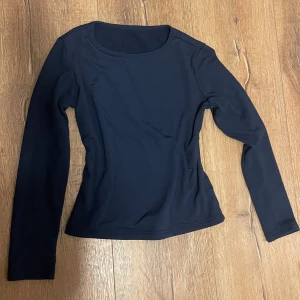 Svart långärmad fleece-tröja - Mörkblå långärmad tröja med rund hals och slim passform. Insidan är fodrad med mjuk fleece som gör den extra skön och varm. Perfekt för kyliga dagar och enkel att matcha med jeans eller leggings. Storlek M men som S.
