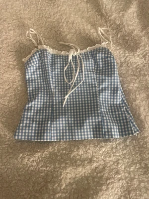 Fin rutig topp från Zara  - Jätte fin eftertraktad Zara topp. Jag köpte på Karlaplan loppis för 200 i somras den har bra skick 💓🫰🏼🥰