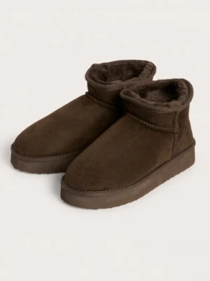 Boots - Boots i mockaimitation som är varma och sköna med tjock sula. anvädna 3-4 gånger bara så de är nästan helt nya!