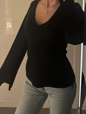 Svart stickad v-ringad tröja H&M - Svart stickad tröja från H&M med v-ringad hals och långa ärmar. Ord pris 399:- säljs 149:- pris kan diskuteras 