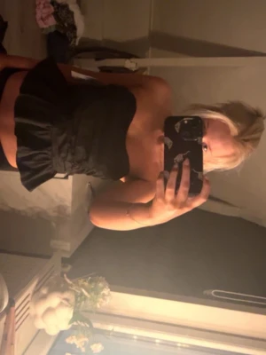 Svart peplum tubtopp från Nelly  - Säljer en svart peplum tubtopp från Nelly. Toppen är axelbandslös och har en volangkant nedtill. Prislapp kvar!!! 