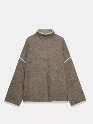 Zara tröja aldrig använd  - Säljer en brun polotröja från Zara med vita kontrastdetaljer vid hals, ärmslut och överarm. Tröjan är stickad, har lång ärm och en loose passform som ger en chill vibe. Perfekt för lager-på-lager under hösten och vintern.