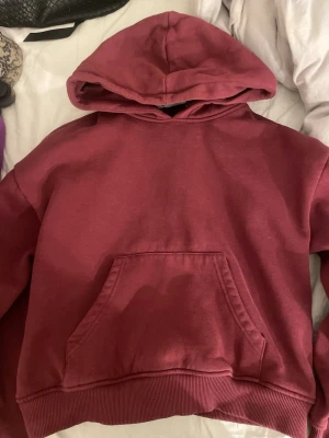 Vinröd hoodie  - Najs till vintern 