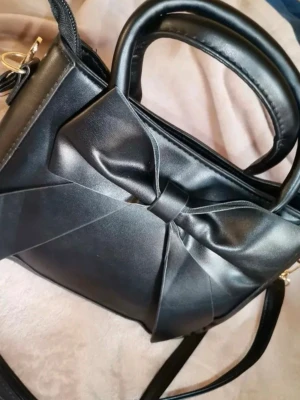 Svart handväska med rosett - Helt ky