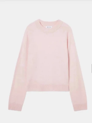 Ljusrosa stickad tröja från Wera - Superfin ljusrosa stickad tröja från Wera med rund halsringning och långa ärmar. Tröjan har en enkel och stilren design med ribbade muddar vid ärmslut och nederkant. Perfekt för lager-på-lager under kyliga dagar.