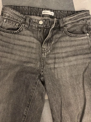 Grå wide jeans från Perfect Jeans - Snygga grå jeans från Perfect Jeans i en cool tvättad look. Modellen är wide med raka, vida ben och klassisk femficksdesign. Jeansen har hög midja och är tillverkade i mjukt denim-material som sitter skönt hela dagen.