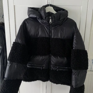 DKNY Vinterjacka - Superfin vinterjacka som liknar Moncler jackan med Teddy detaljer! 💘💘💕Knappt använd, nypris var omkring 1 000 kr!