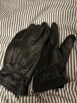 Svarta skinnhandskar 7.5 - Äkta läder handskar finns i Borås 