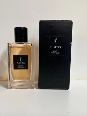 YSL Tuxedo Sharp Patchouli EdP - Upptäck Tuxedo Sharp Patchouli från YSL – en Eau de Parfum i 75 ml. Snygg och modern doft som sticker ut och passar dig som vill ha något exklusivt i din samling.