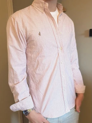 Ralph Lauren Skjorta rosa vit randig - Säljer denna stilrena och snygga rosa vit randiga Ralph Lauren skjortan. Skjortan är i mycket bra skick. Modellen är M slim fit. Har du några frågor? Tveka inte att höra av dig. Allt gott från Deluxe garderoben ⭐️ 