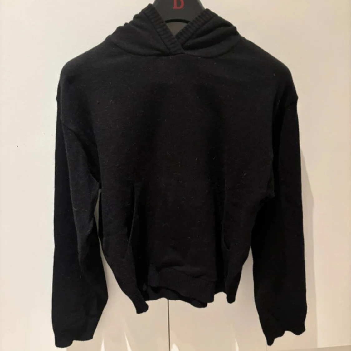 svart stickad hoodie - 1