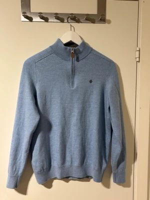 Ljusblå half zip tröja Morris - Snygg ljusblå tröja från Morris i 100% merinoull med half zip. Bra skick. Lite mindre i storleken.